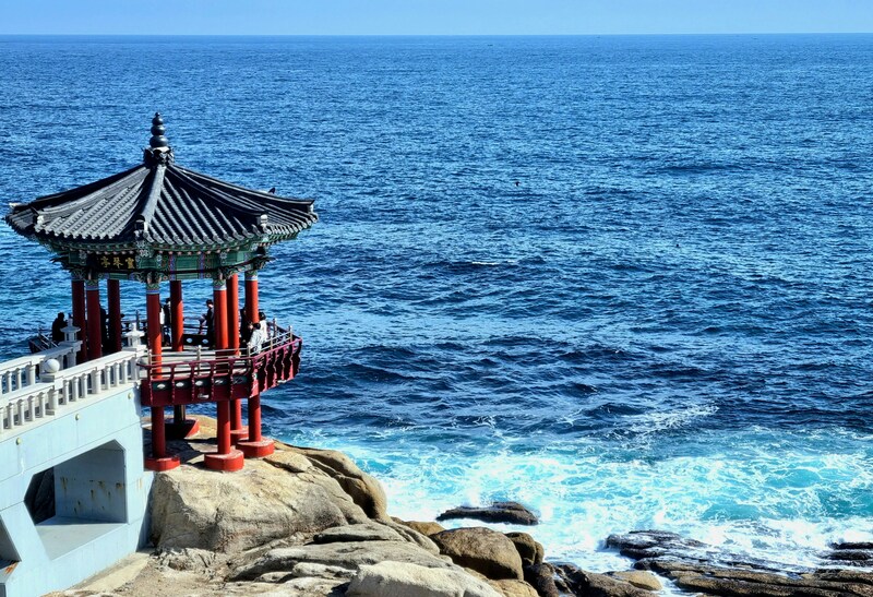 Ёнгымджон, популярная морская достопримечательность в городе Сокчо, Южная Корея