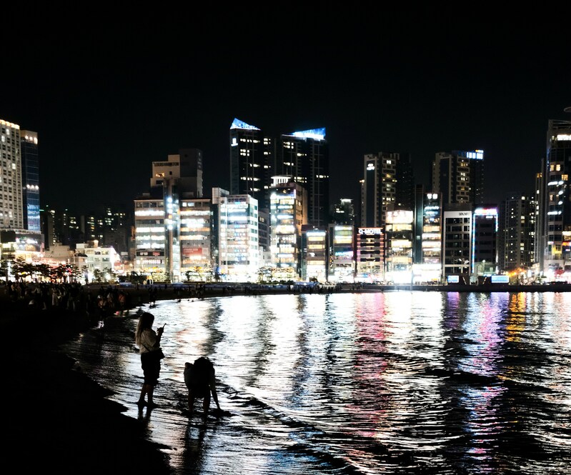 Пляж Кваналли в Пусане, Южная Корея, в ночное время