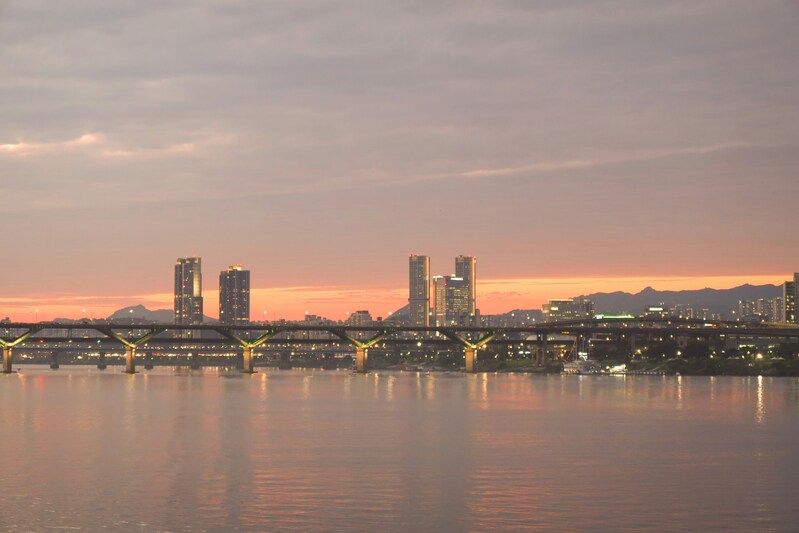 Вид на реку Ханган в Сеуле, Южная Корея, во время заката