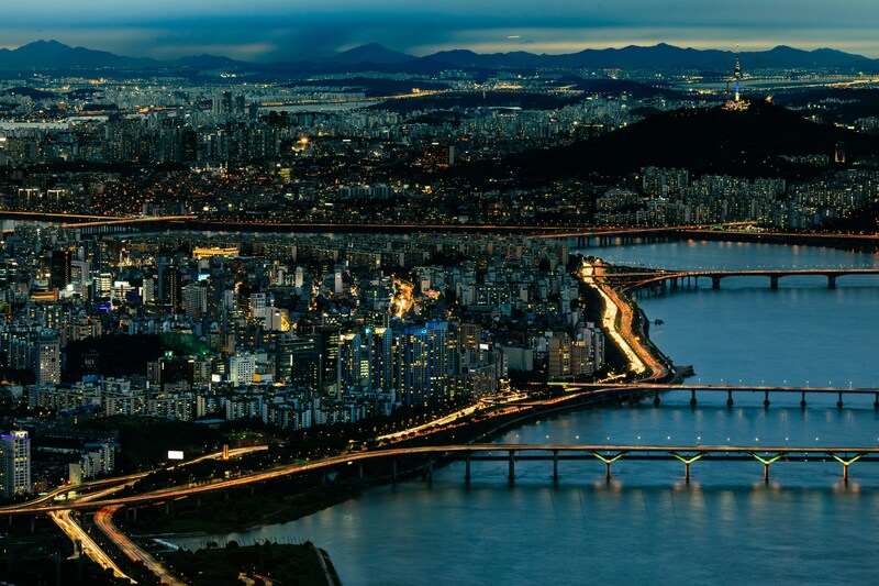 Сеул — столица Южной Кореи, вид на ночной город с высоты птичьего полета
