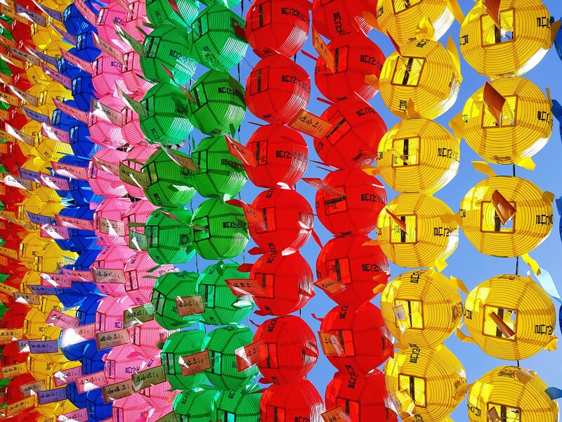 Разноцветные фонари символизирующие мир, прощение, удачу и надежду на светлое будущее