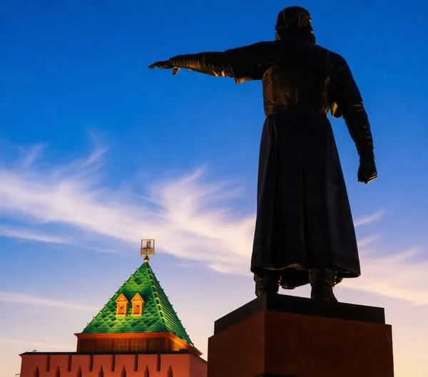 Памятник Козьме Минину в Нижнем Новгороде на фоне Нижегородского кремля